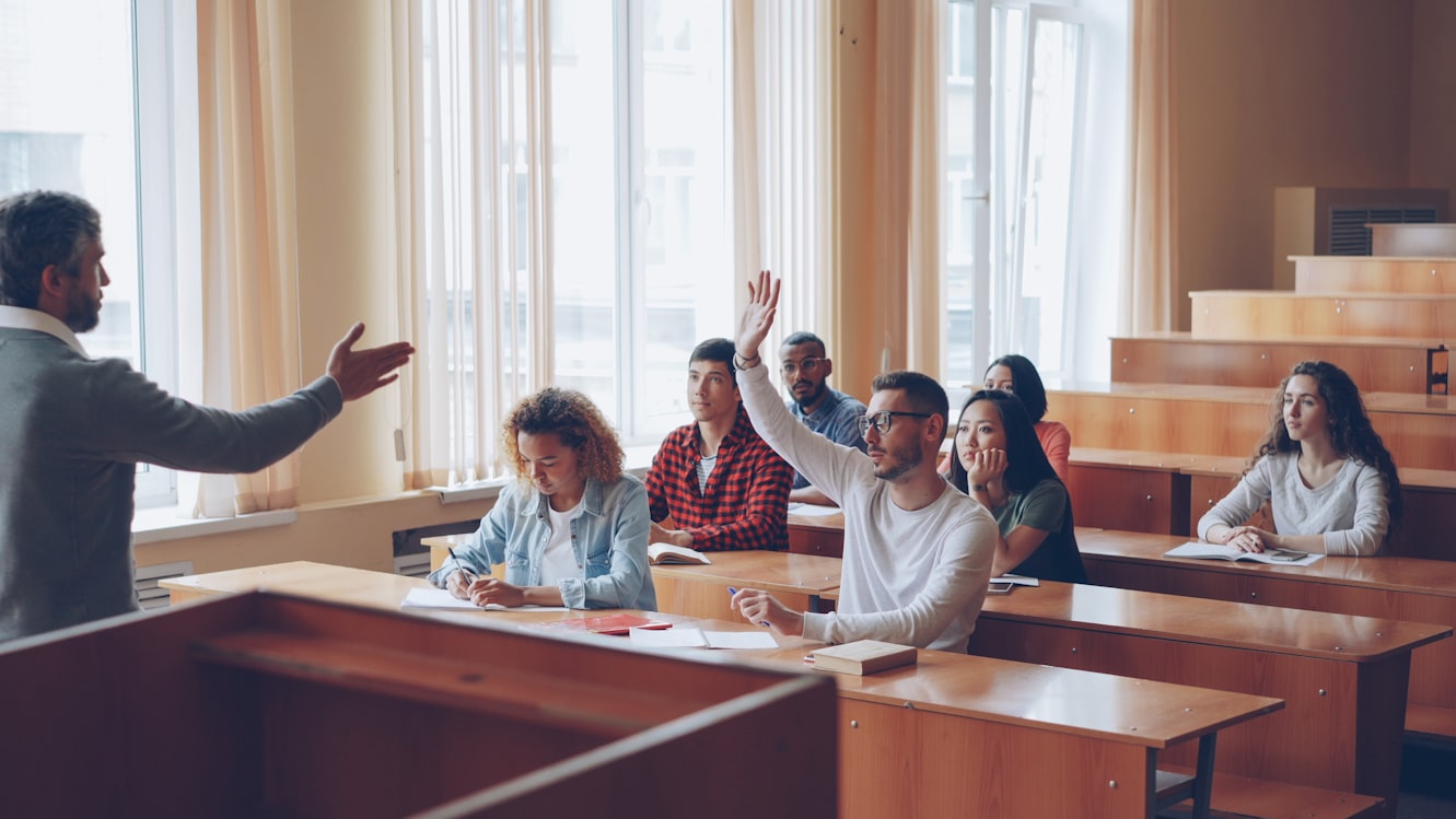 Estudante estudando em ambiente acadêmico